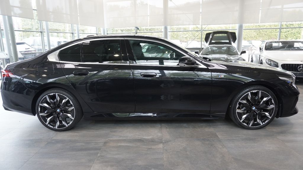 BMW 540 2025 г. Чёрный, пробег 42700 км