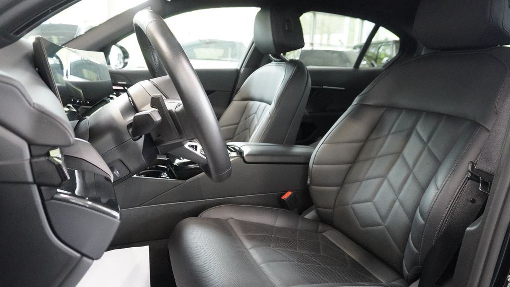 BMW 540 2025 г. Чёрный, пробег 42700 км