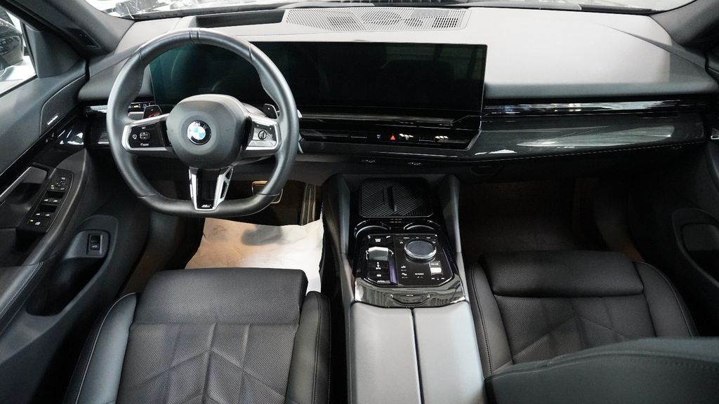 BMW 540 2025 г. Чёрный, пробег 42700 км