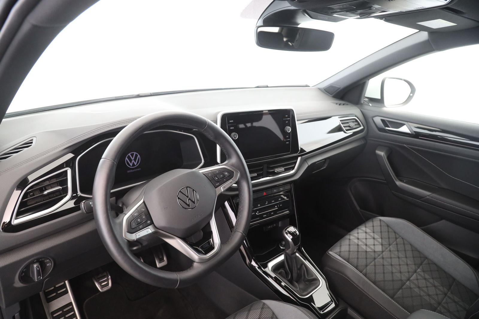 Volkswagen T-Roc 2024 г. Белый, пробег 16799 км
