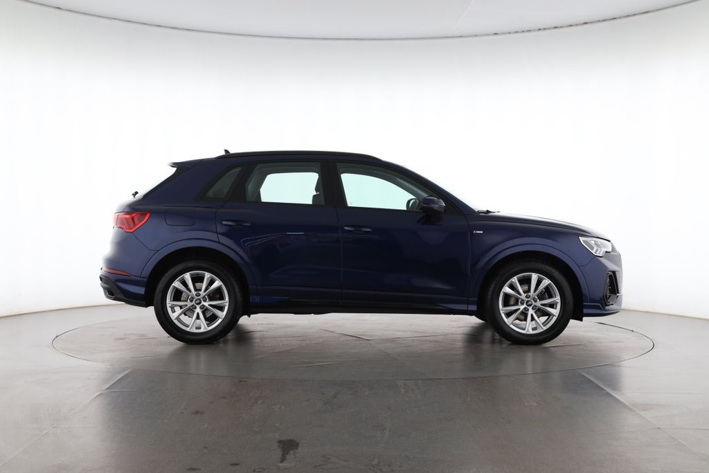 Audi Q3 2023 г. Синий, пробег 45218 км