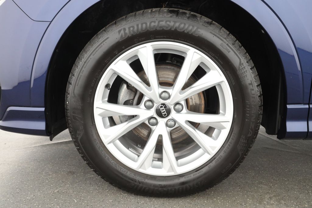 Audi Q3 2023 г. Синий, пробег 45218 км