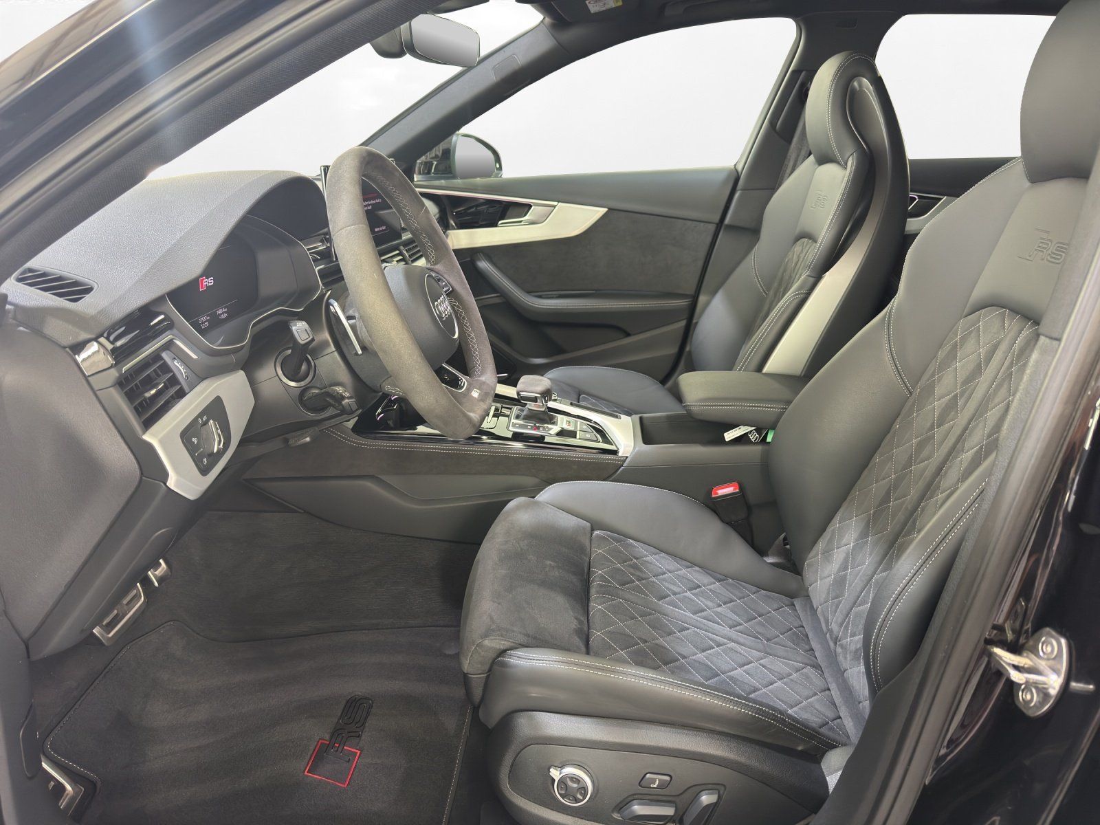 Audi RS4 2024 г. Чёрный, пробег 27535 км