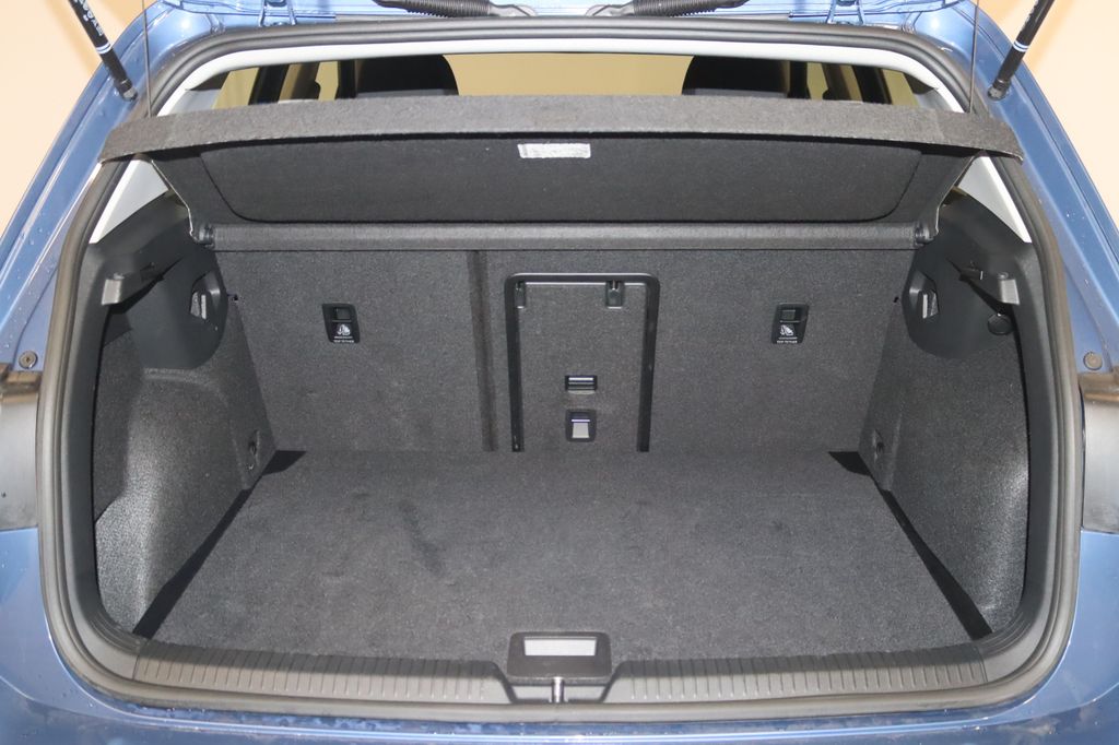 Volkswagen Golf 2025 г. Синий, пробег 32500 км
