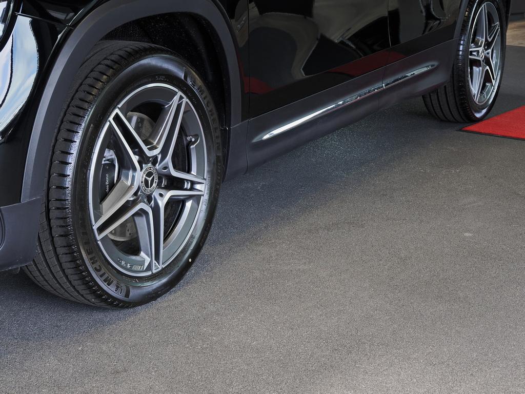 Mercedes-Benz GLB 220 2026 г. Чёрный, пробег 6500 км