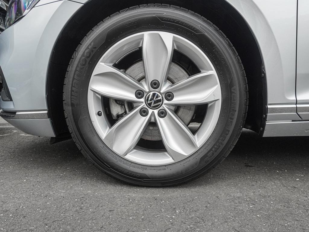 Volkswagen PASSAT VARIANT 2024 г. Серебристый, пробег 45013 км