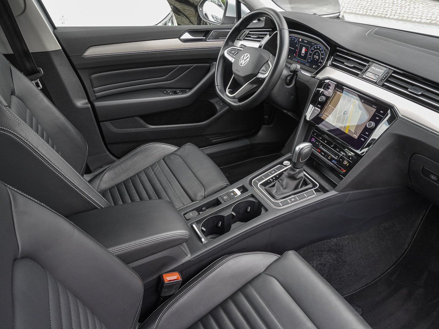 Volkswagen PASSAT VARIANT 2024 г. Серебристый, пробег 45013 км