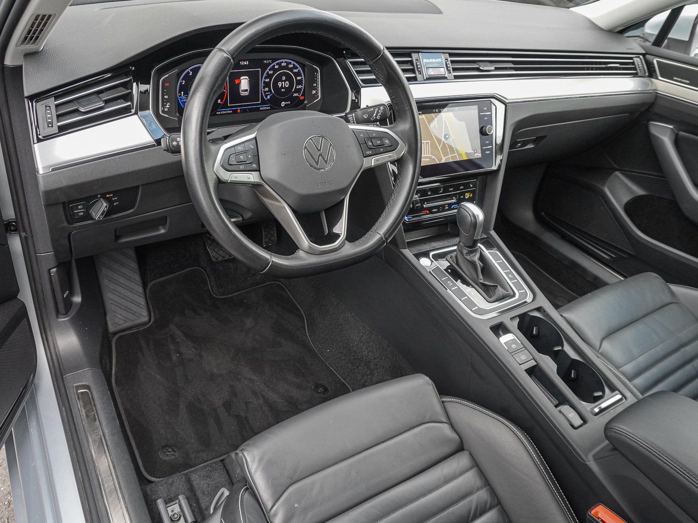 Volkswagen PASSAT VARIANT 2024 г. Серебристый, пробег 45013 км