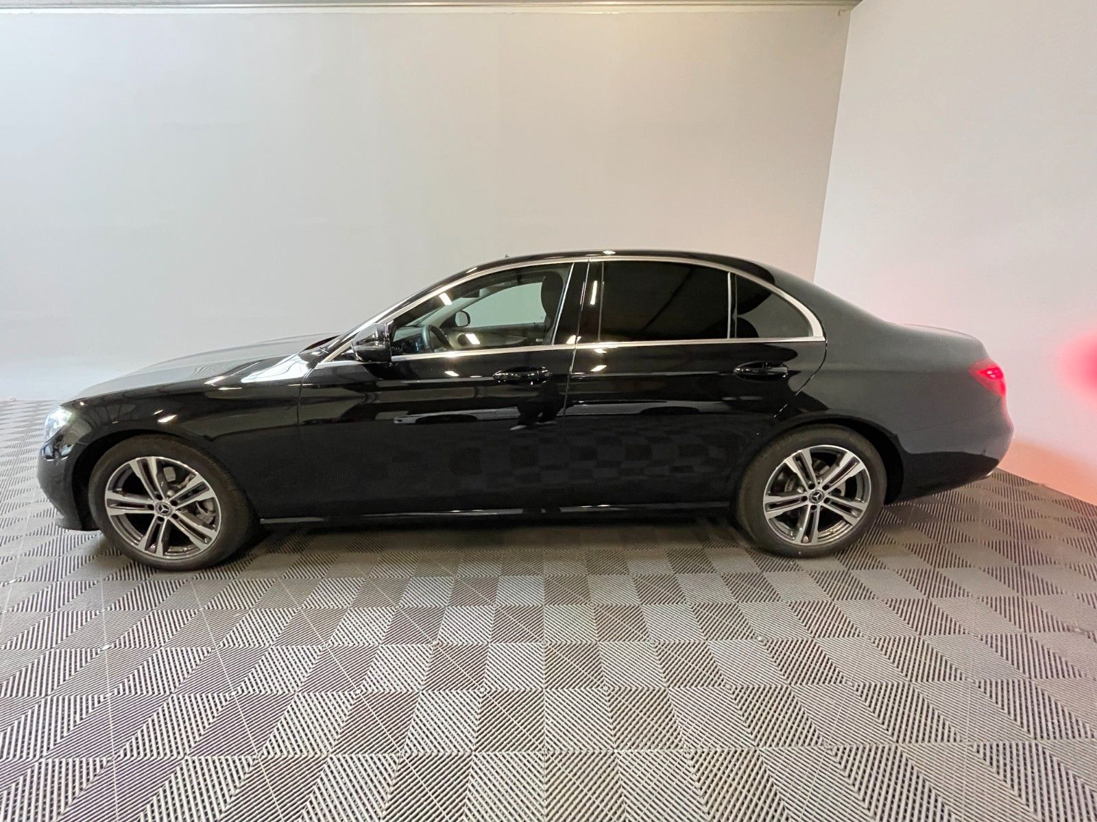 Mercedes-Benz E 220 2023 г. Чёрный, пробег 30000 км