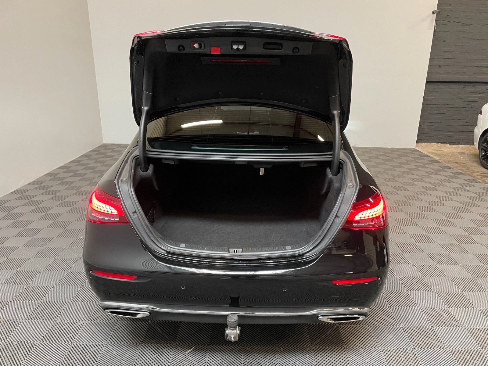 Mercedes-Benz E 220 2023 г. Чёрный, пробег 30000 км