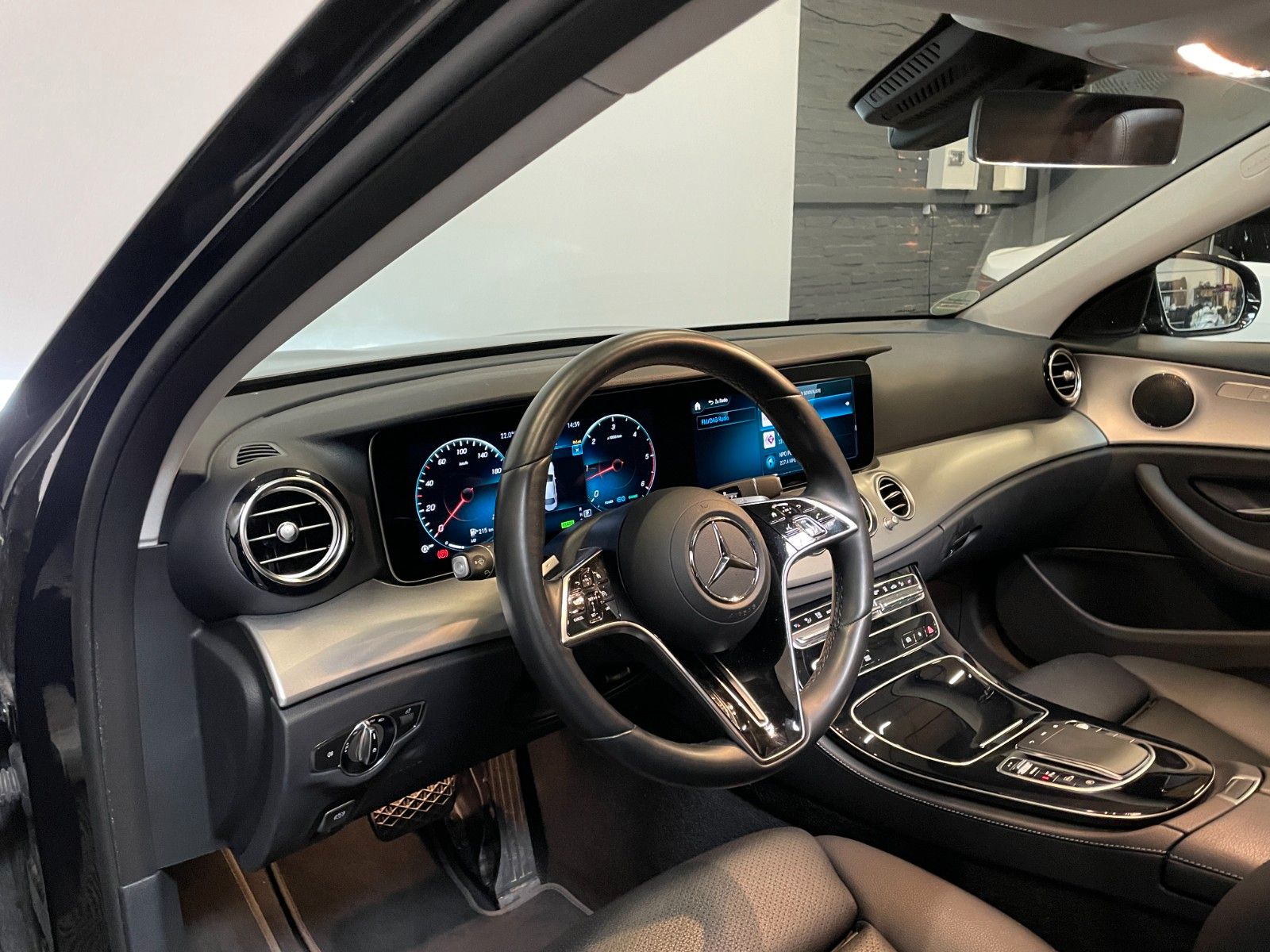 Mercedes-Benz E 220 2023 г. Чёрный, пробег 30000 км