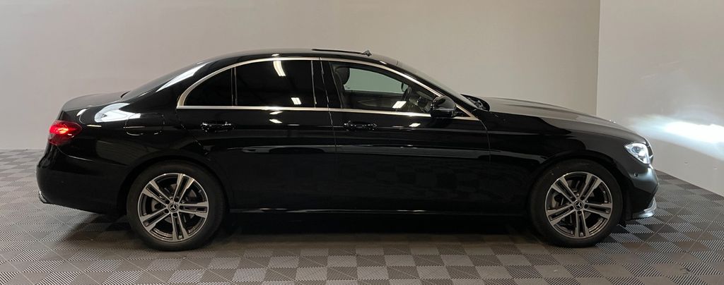 Mercedes-Benz E 220 2023 г. Чёрный, пробег 30000 км