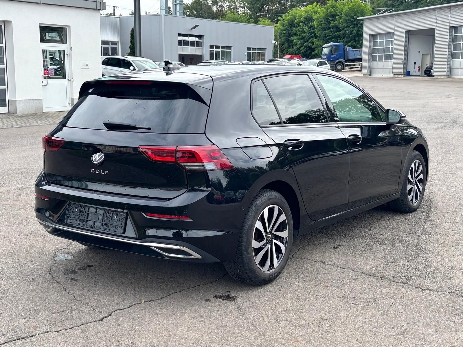 Volkswagen Golf 2023 г. Чёрный, пробег 46325 км
