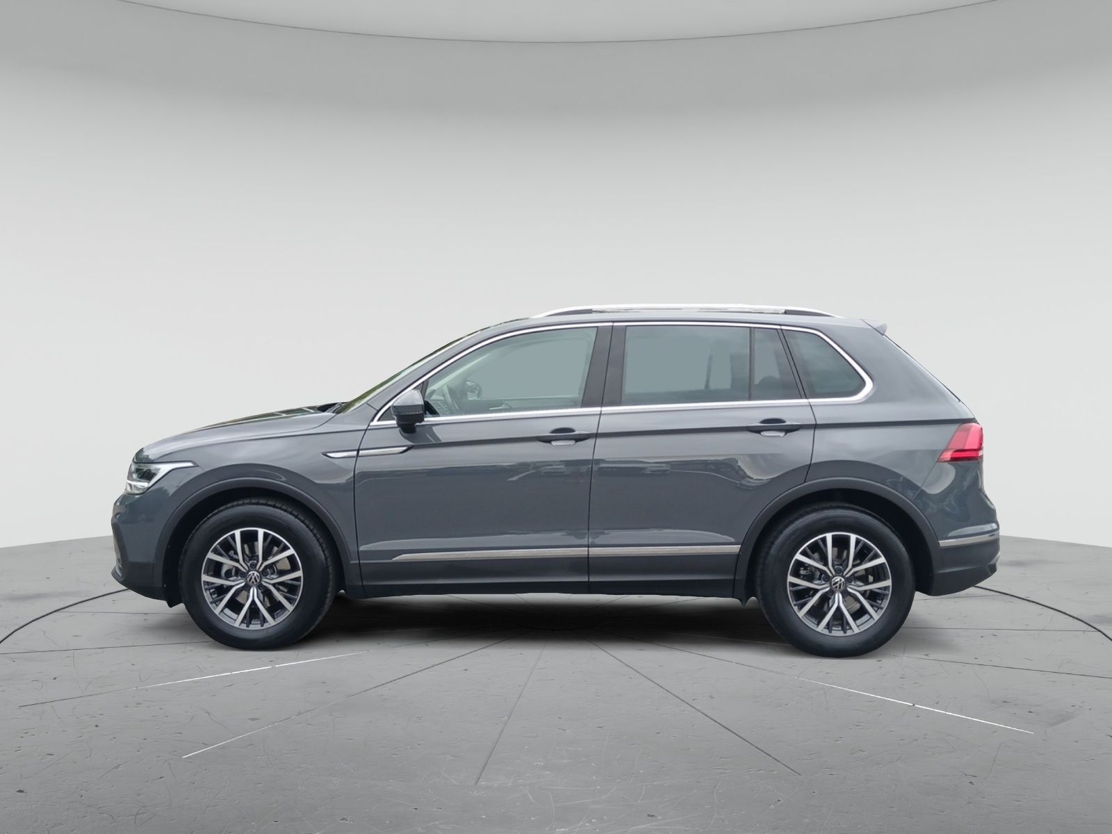 Volkswagen Tiguan 2022 г. Серый, пробег 44351 км