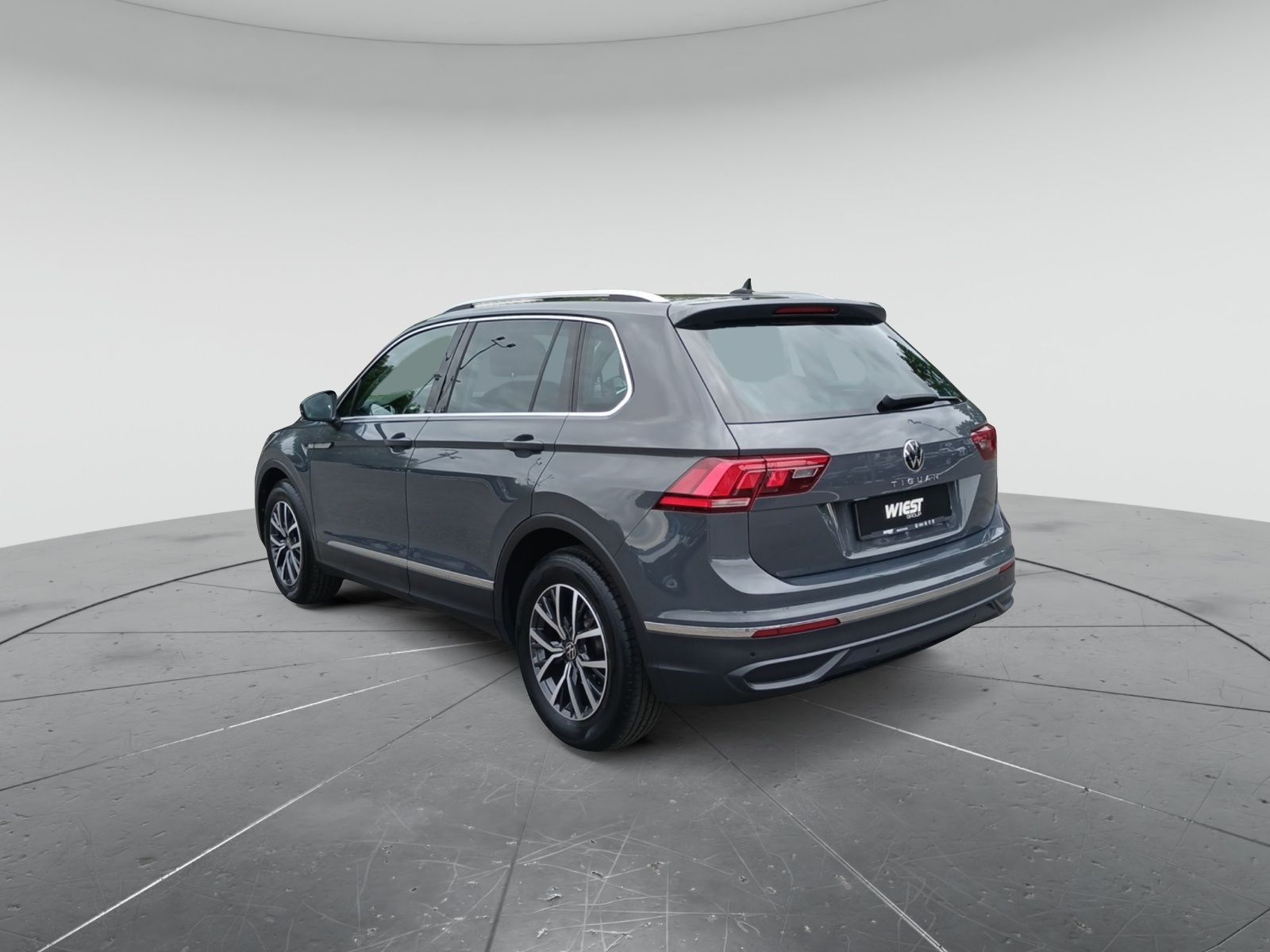 Volkswagen Tiguan 2022 г. Серый, пробег 44351 км
