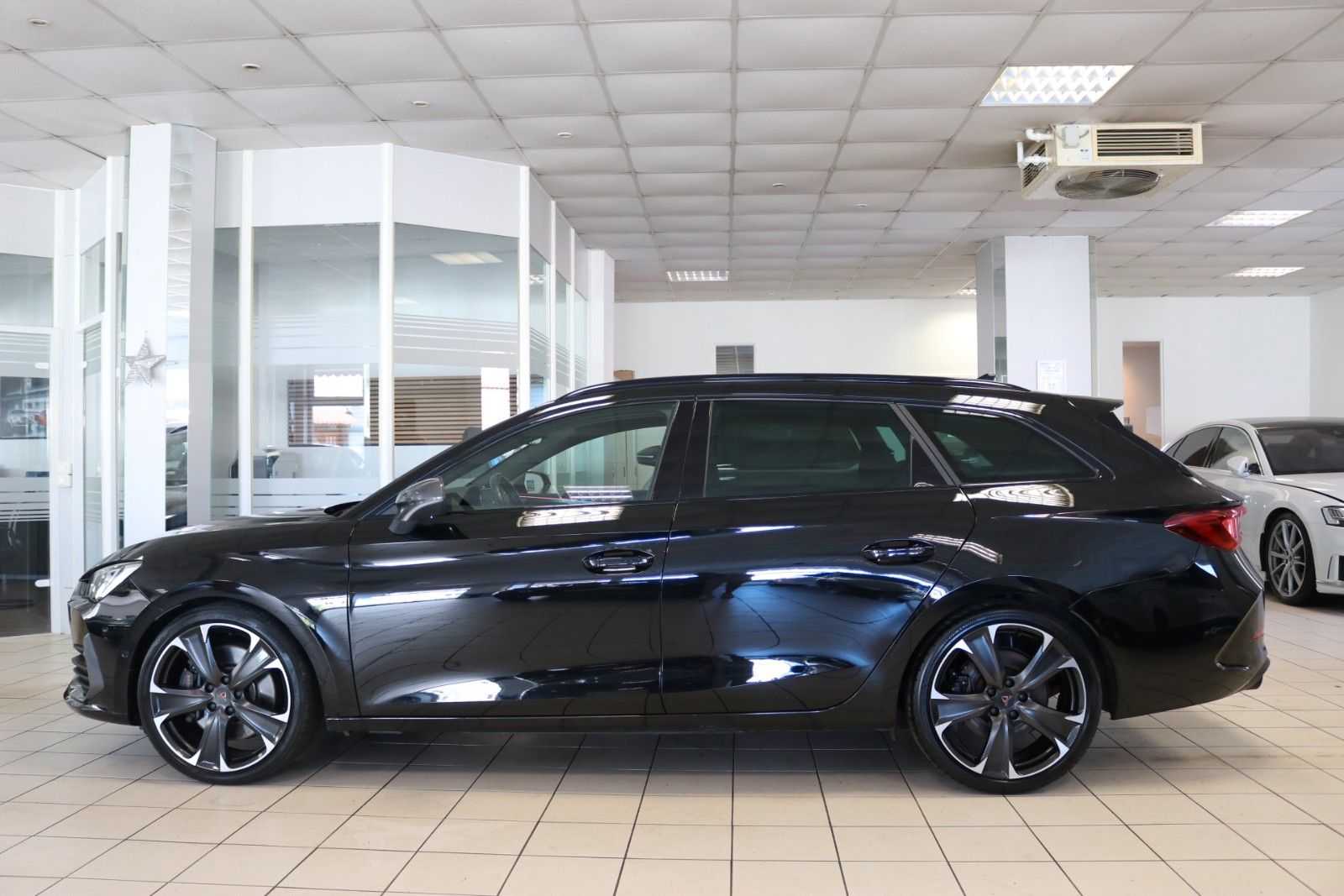 Cupra Leon 2022 г. Чёрный, пробег 37400 км