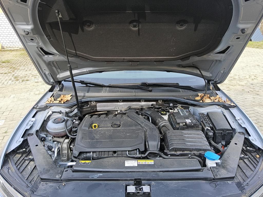 Volkswagen PASSAT VARIANT 2023 г. Серебристый, пробег 42002 км