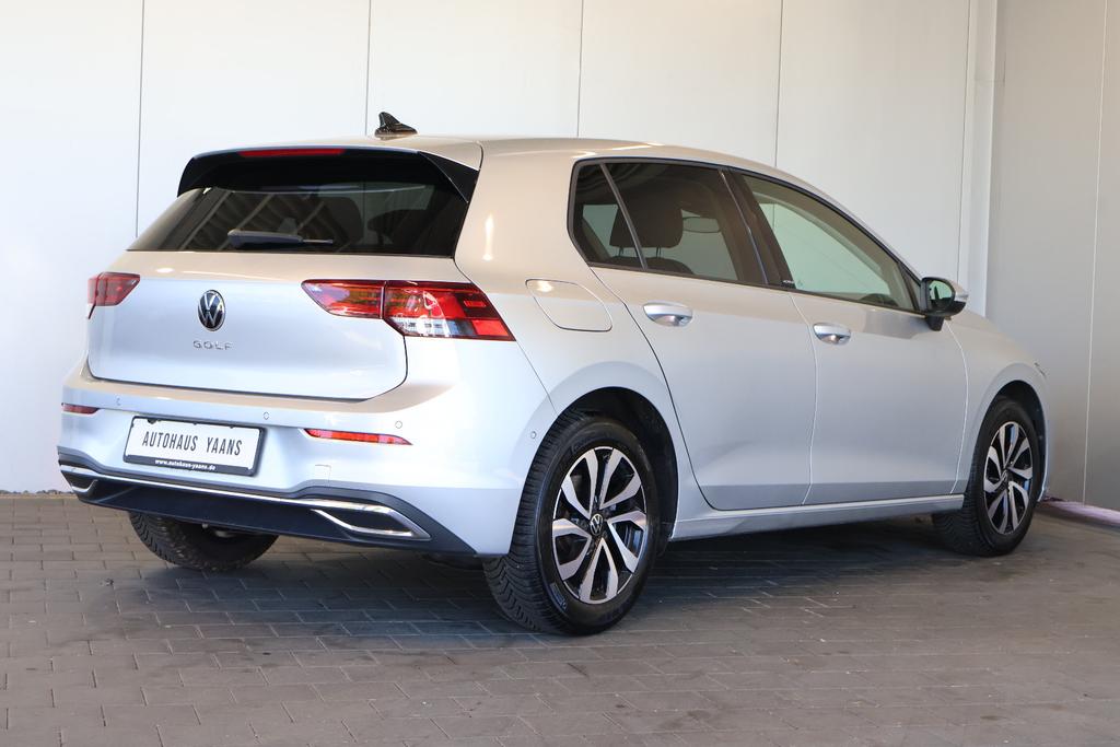 Volkswagen Golf 2023 г. Серебристый, пробег 48330 км