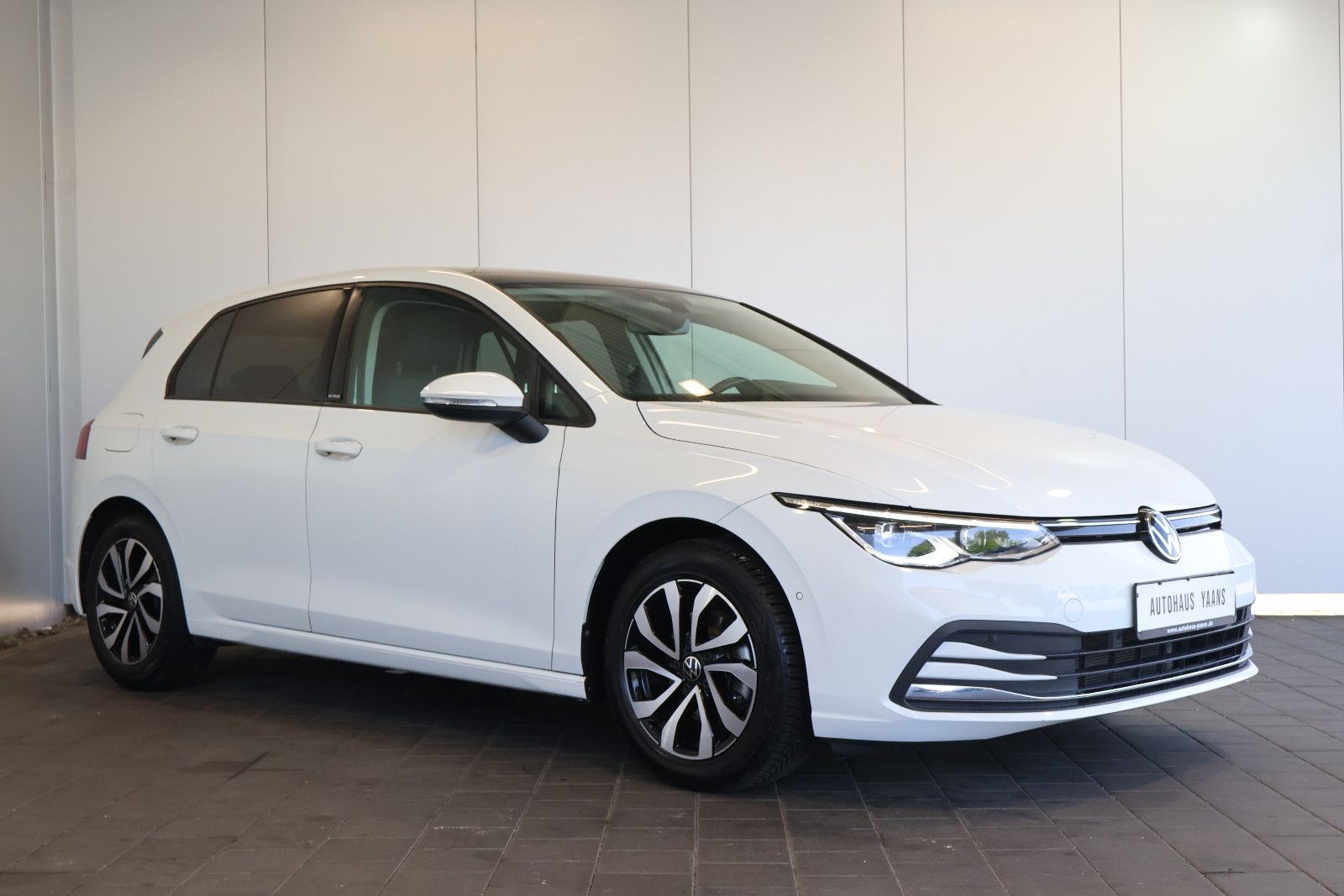 Volkswagen Golf 2022 г. Белый, пробег 52440 км