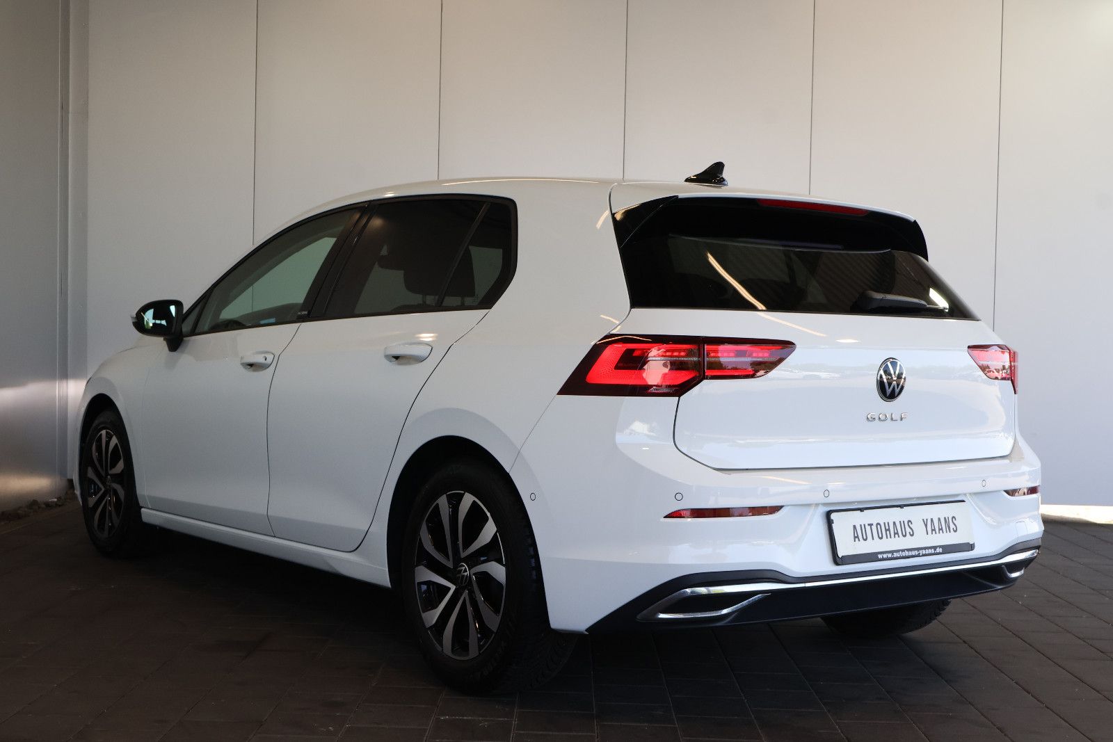 Volkswagen Golf 2022 г. Белый, пробег 52440 км