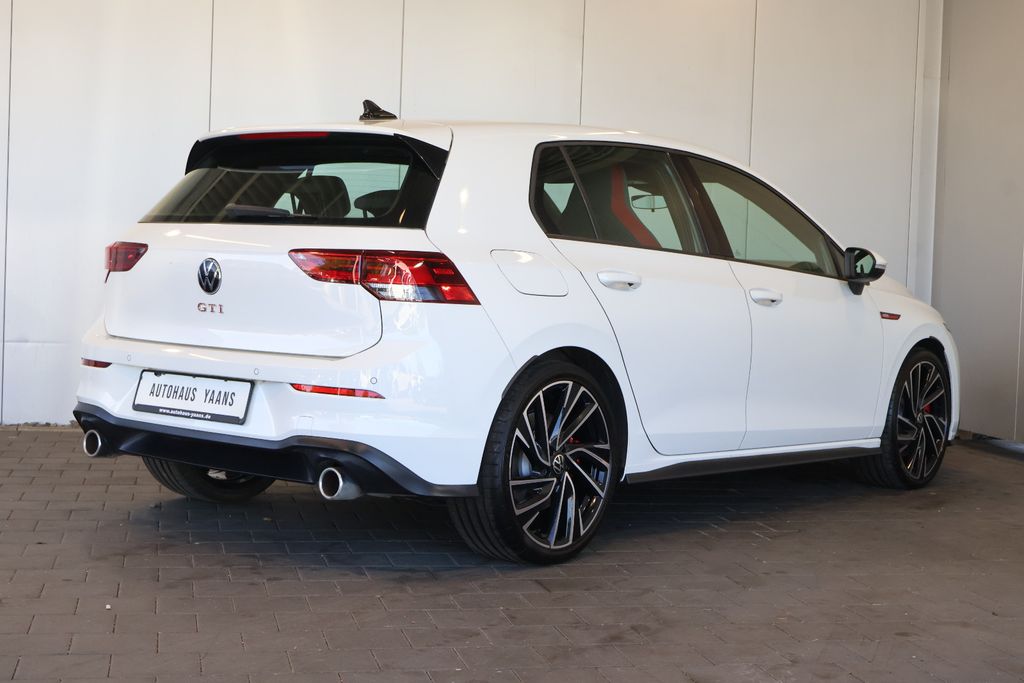 Volkswagen Golf 2023 г. Белый, пробег 39950 км