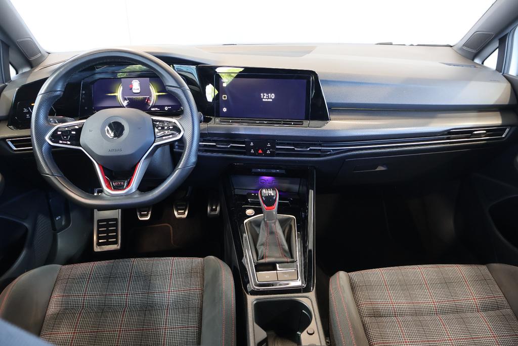 Volkswagen Golf 2023 г. Белый, пробег 39950 км