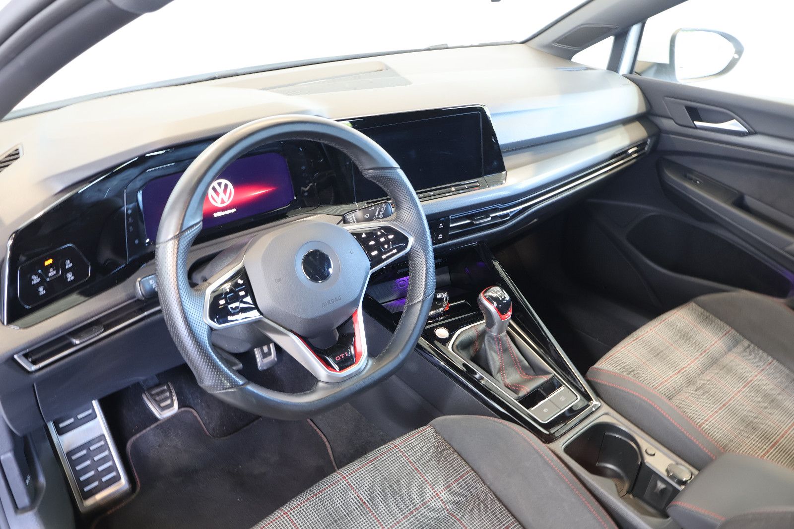 Volkswagen Golf 2023 г. Белый, пробег 39950 км