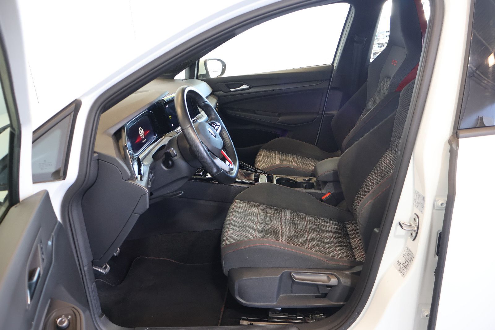 Volkswagen Golf 2023 г. Белый, пробег 39950 км