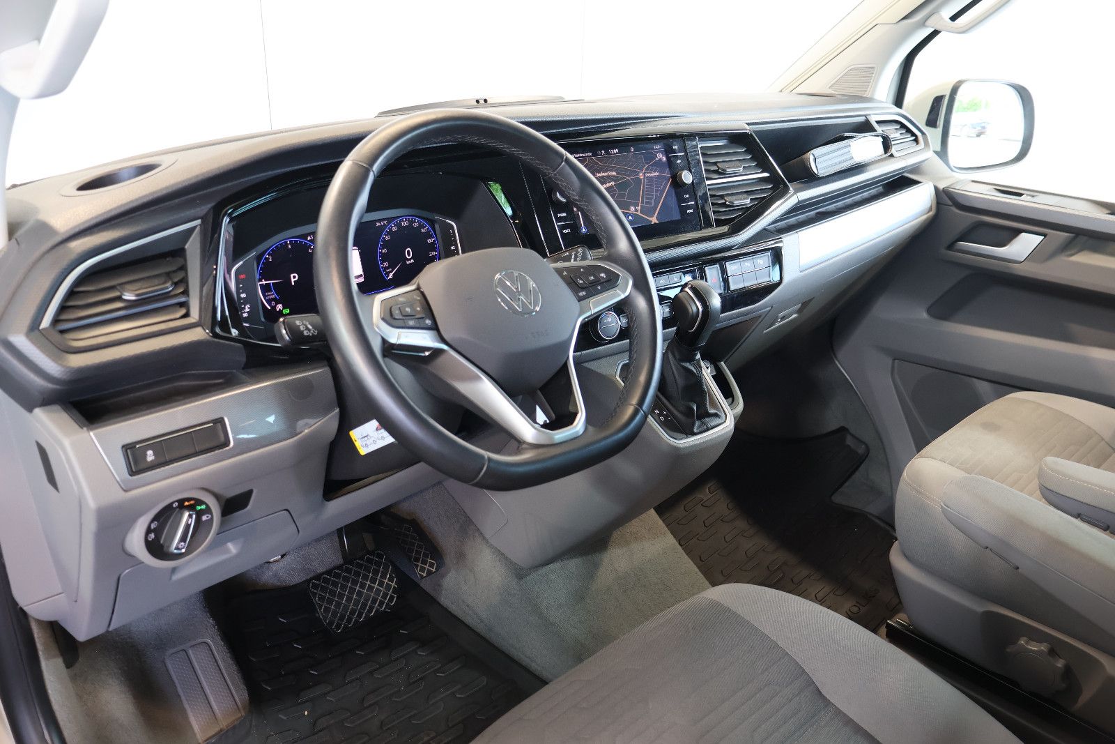 Volkswagen 8 series 2023 г. Серый, пробег 53000 км