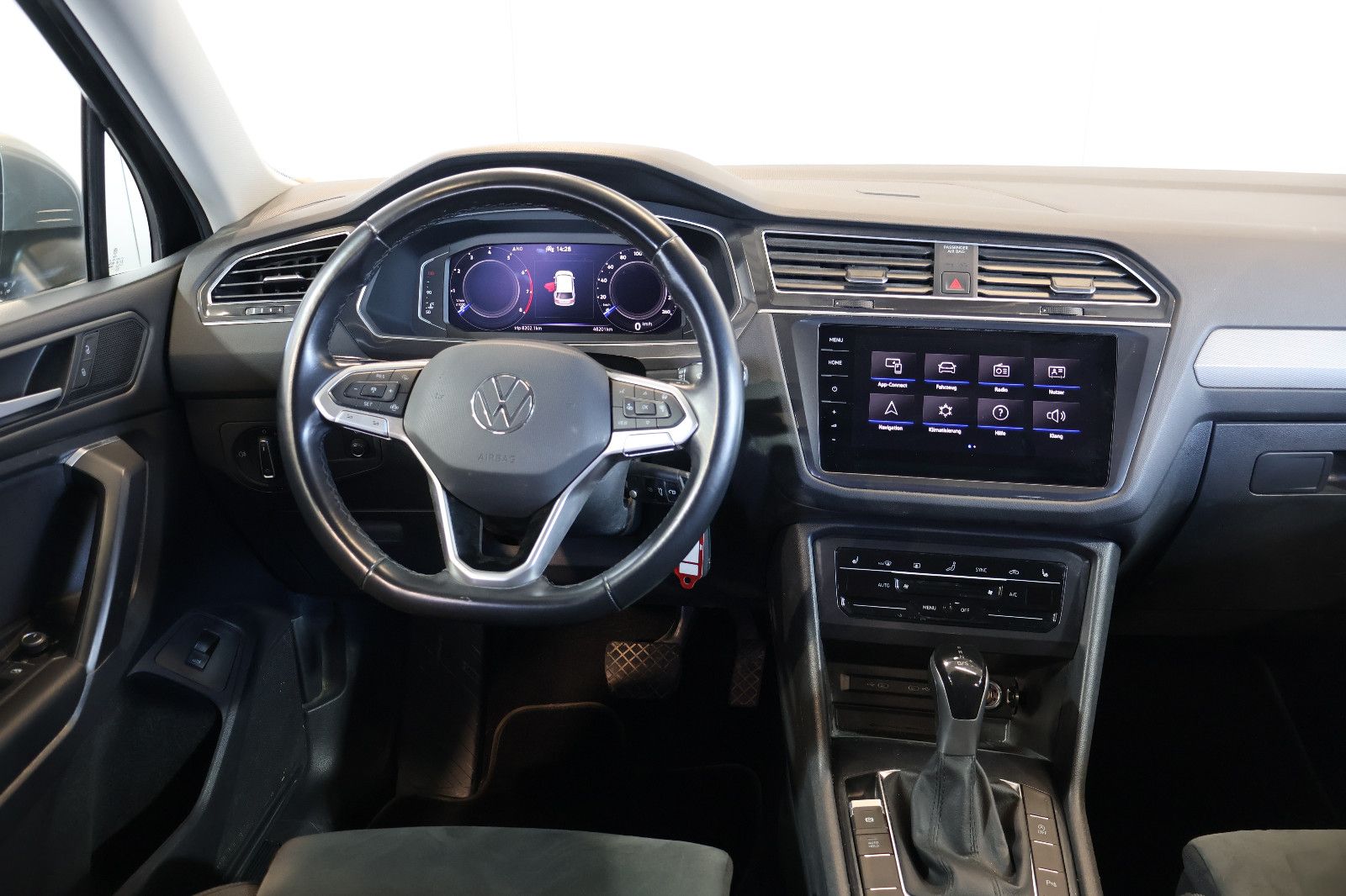 Volkswagen TIGUAN ALLSPACE 2022 г. Чёрный, пробег 48200 км
