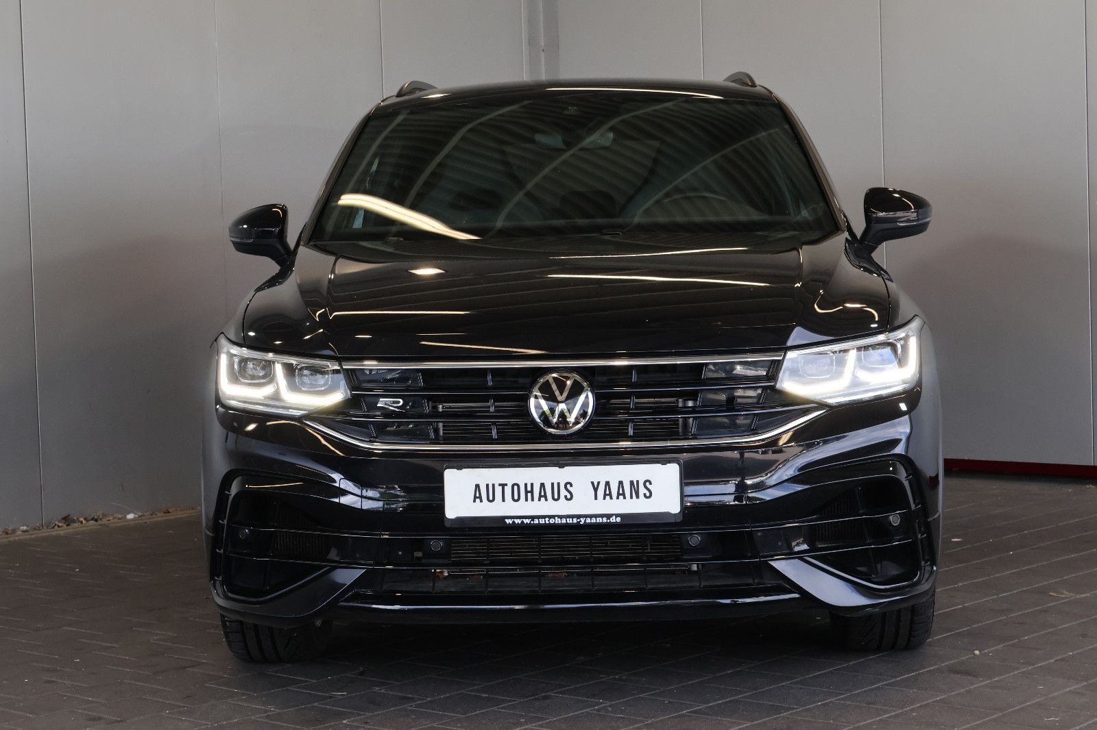 Volkswagen Tiguan 2022 г. Чёрный, пробег 37150 км