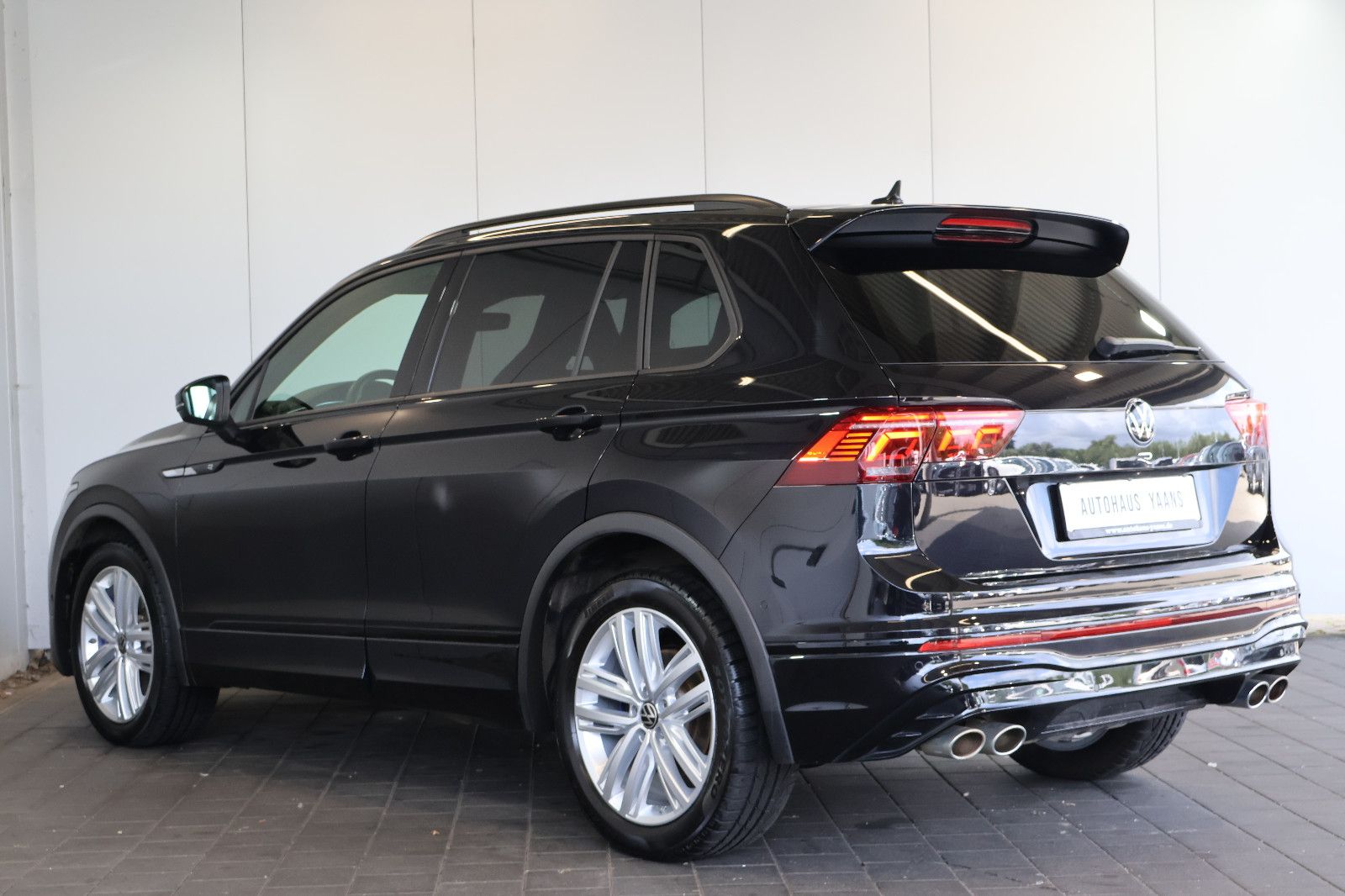 Volkswagen Tiguan 2022 г. Чёрный, пробег 37150 км