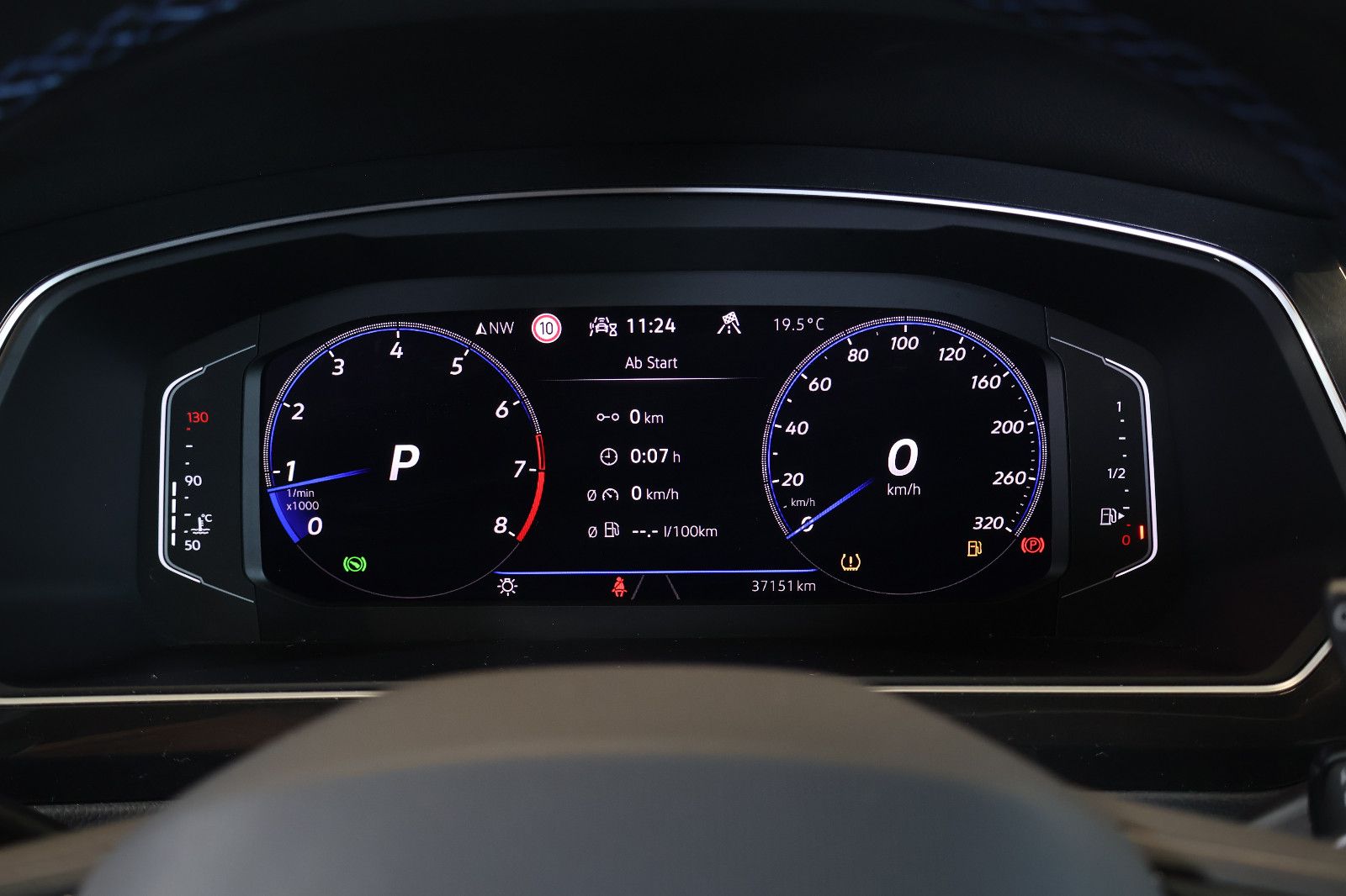Volkswagen Tiguan 2022 г. Чёрный, пробег 37150 км