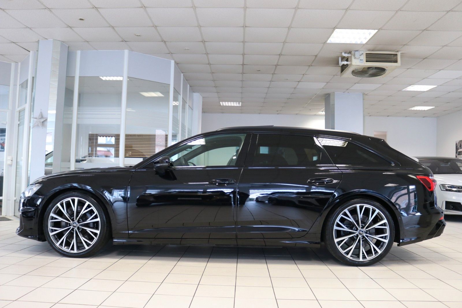 Audi S6 2023 г. Чёрный, пробег 52402 км
