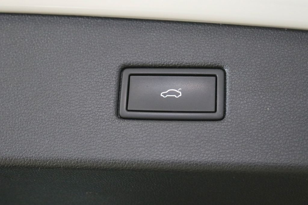 Volkswagen Tiguan 2022 г. Белый, пробег 51013 км