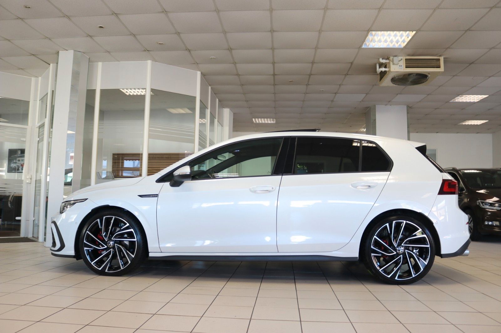 Volkswagen Golf 2021 г. Белый, пробег 54952 км