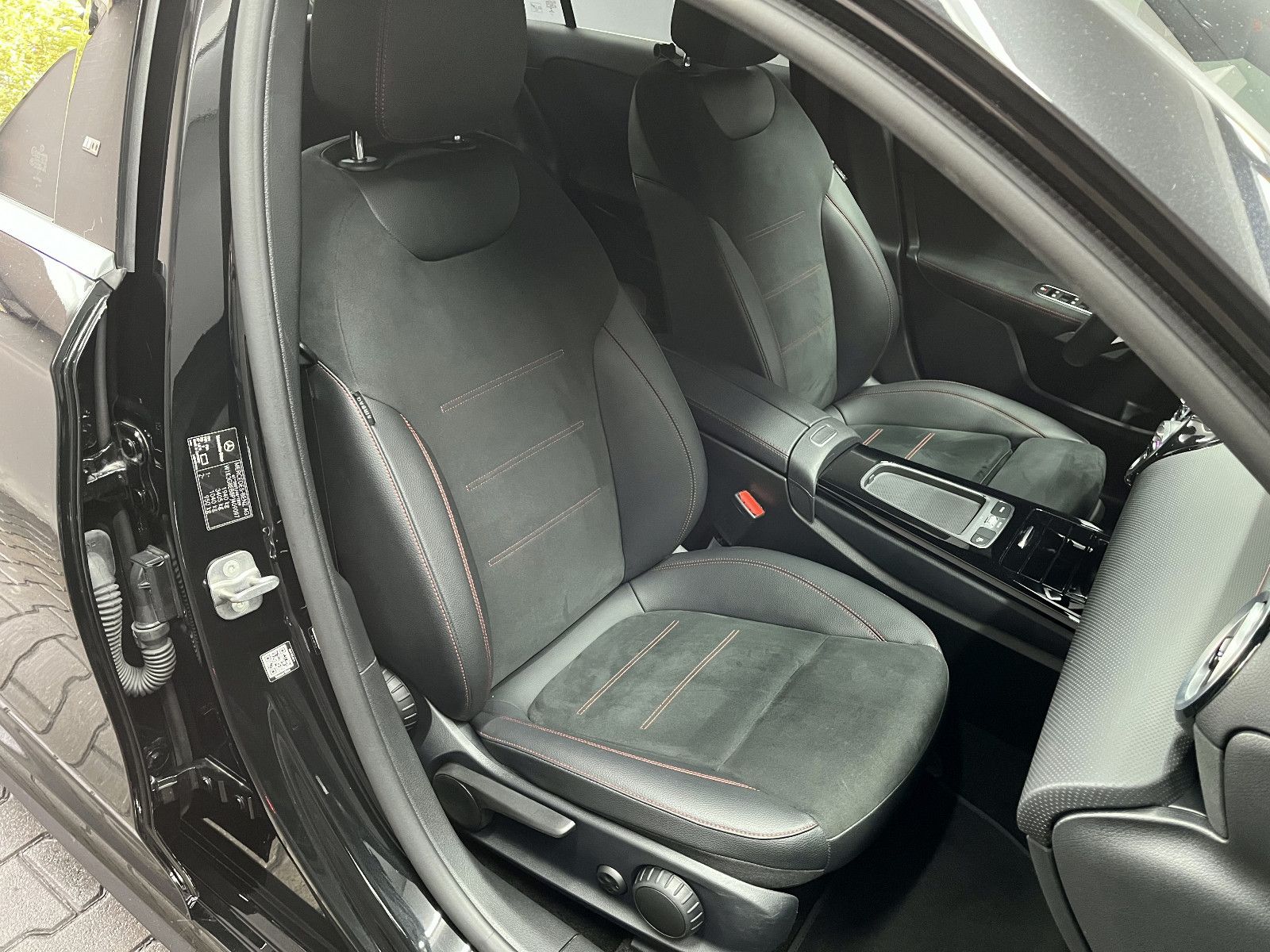 Mercedes-Benz A 180 2023 г. Чёрный, пробег 54000 км
