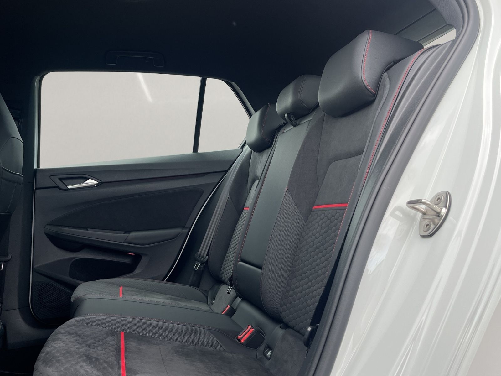 Volkswagen Golf 2024 г. Белый, пробег 29092 км