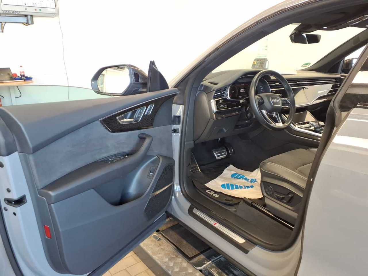 Audi Q8 2023 г. Серый, пробег 50982 км