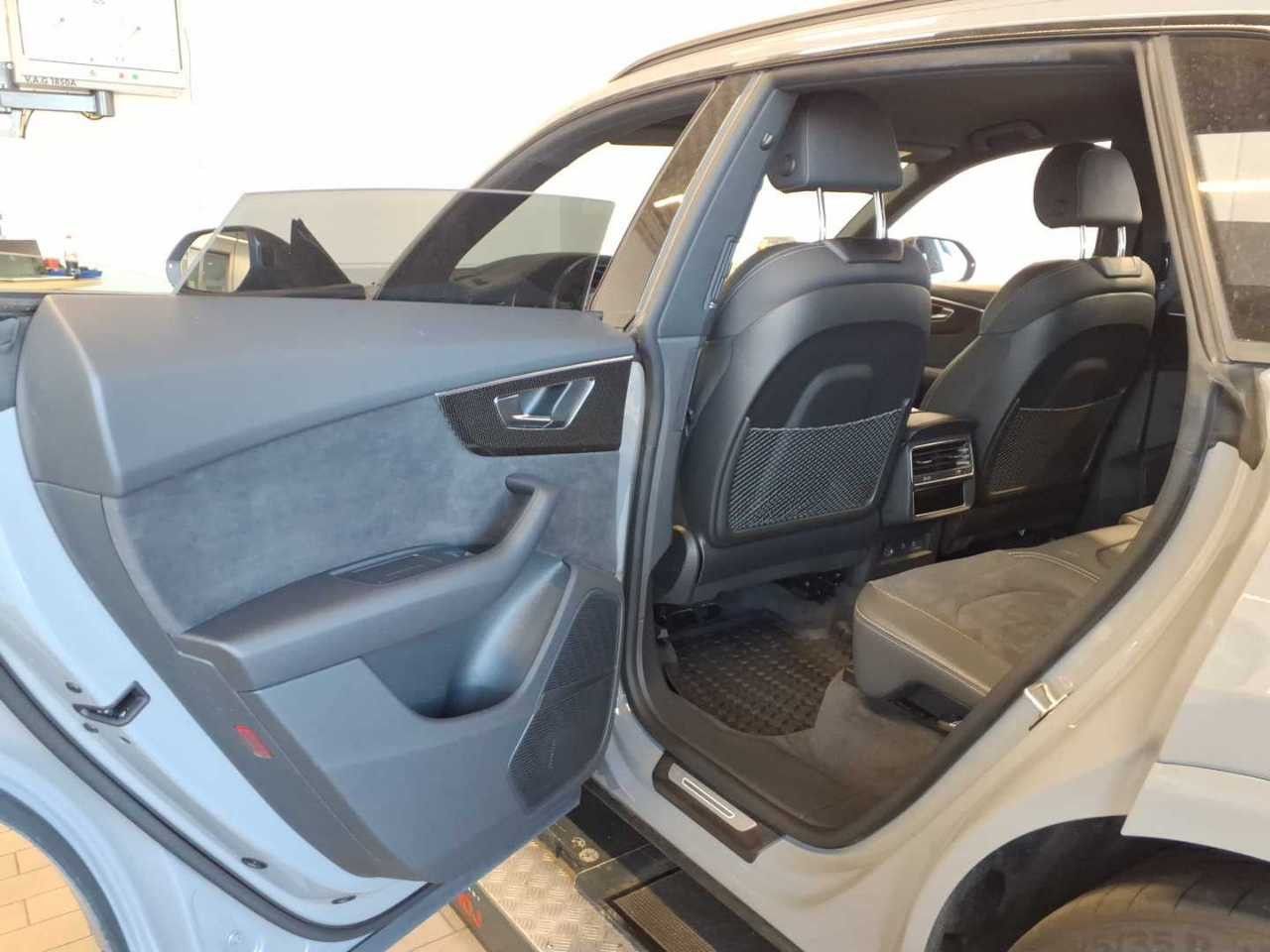 Audi Q8 2023 г. Серый, пробег 50982 км
