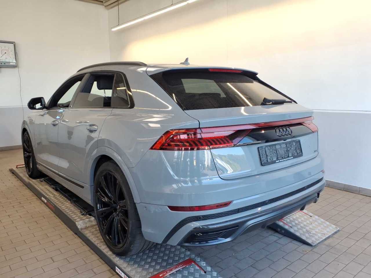 Audi Q8 2023 г. Серый, пробег 50982 км