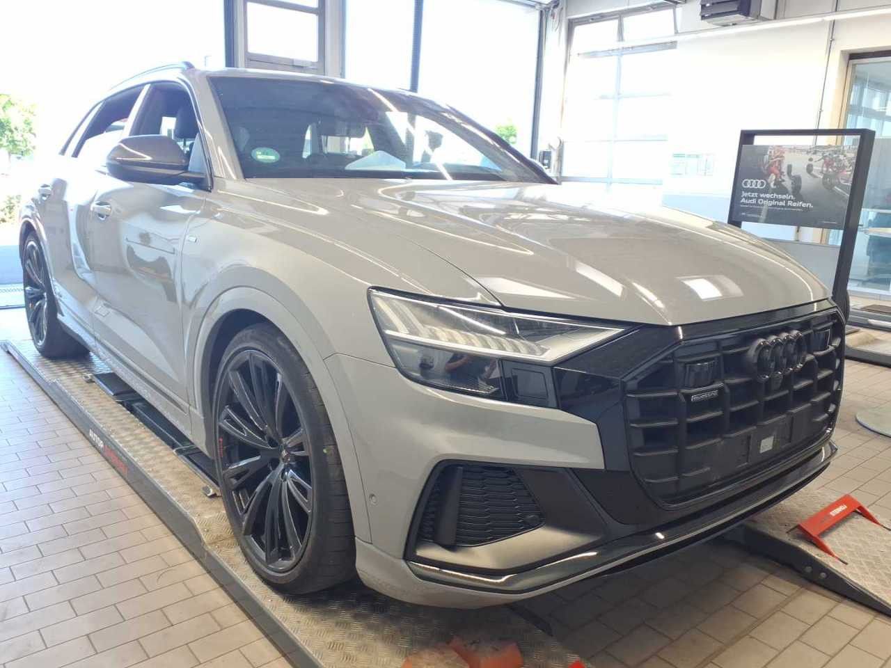Audi Q8 2023 г. Серый, пробег 50982 км