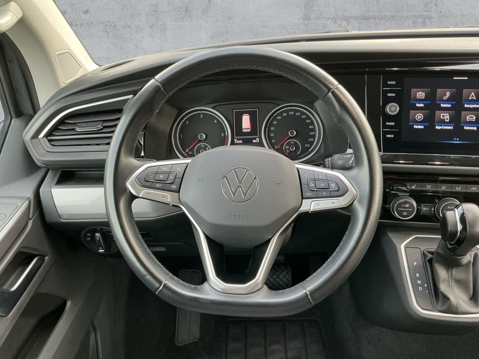 Volkswagen T6 MULTIVAN 2022 г. Белый, пробег 31821 км