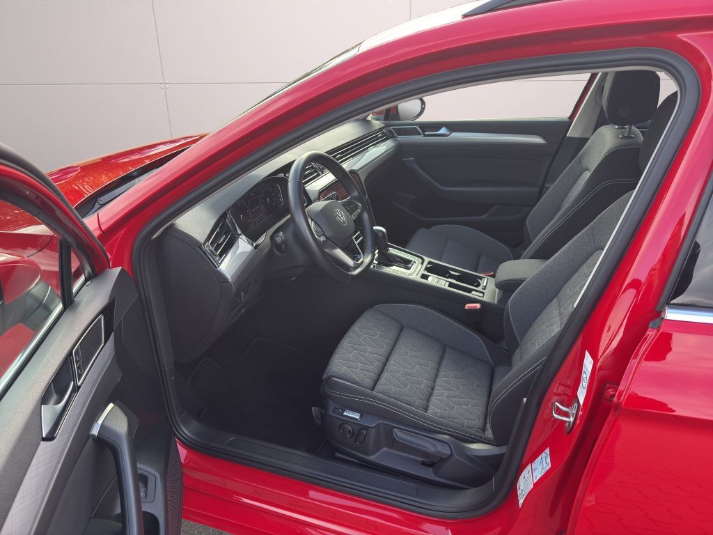 Volkswagen PASSAT VARIANT 2023 г. Красный, пробег 56779 км