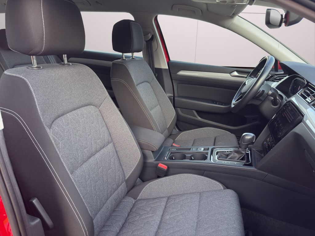 Volkswagen PASSAT VARIANT 2023 г. Красный, пробег 56779 км