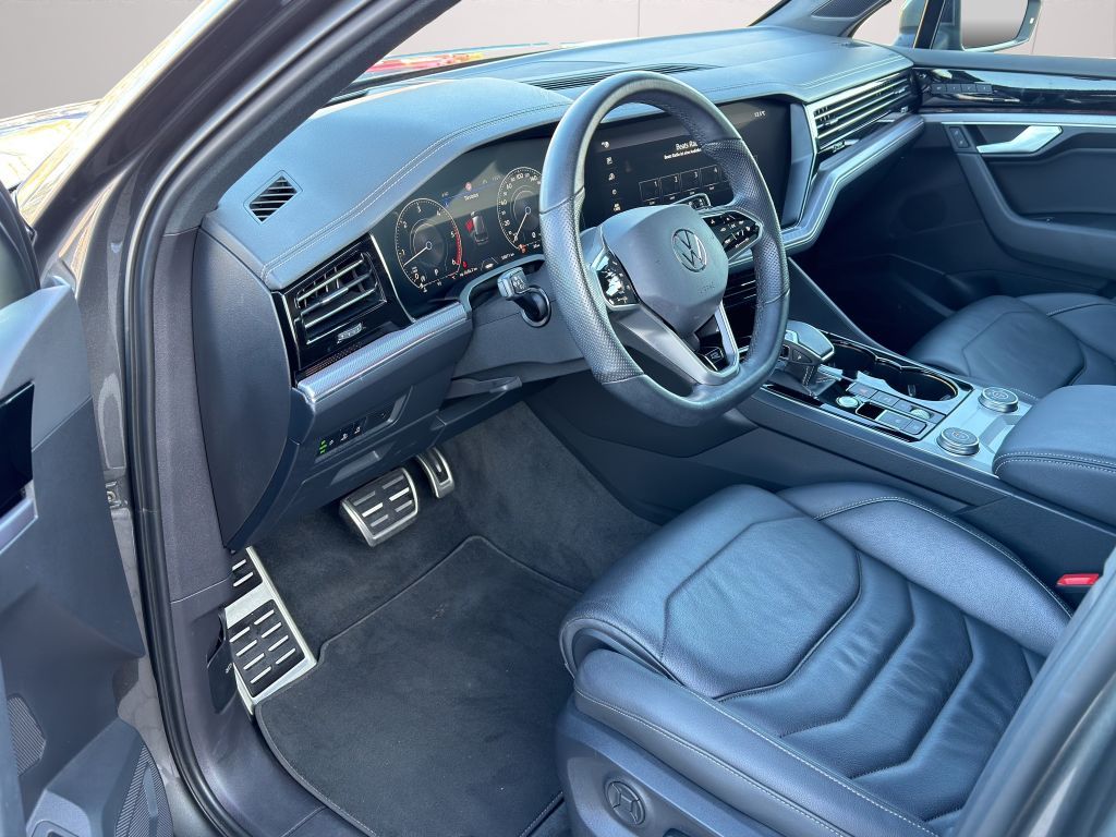 Volkswagen Touareg 2023 г. Серый, пробег 58867 км