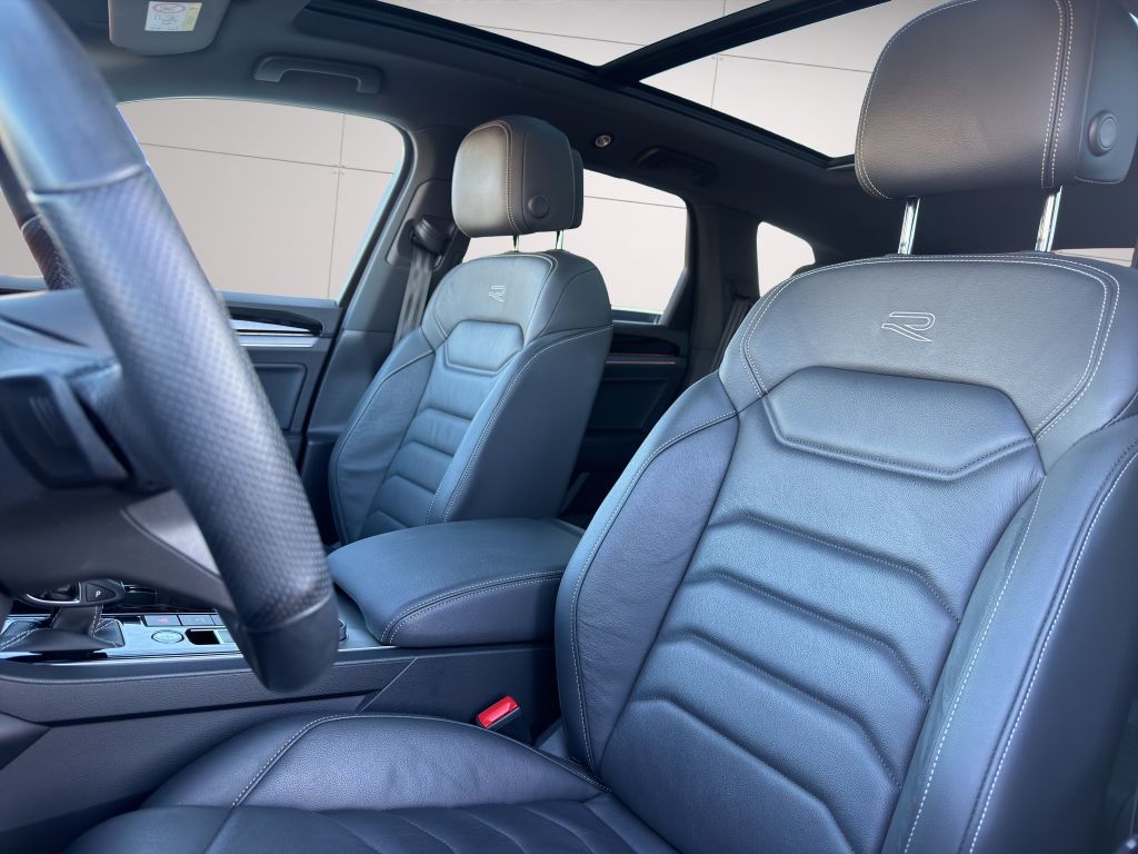 Volkswagen Touareg 2023 г. Серый, пробег 58867 км