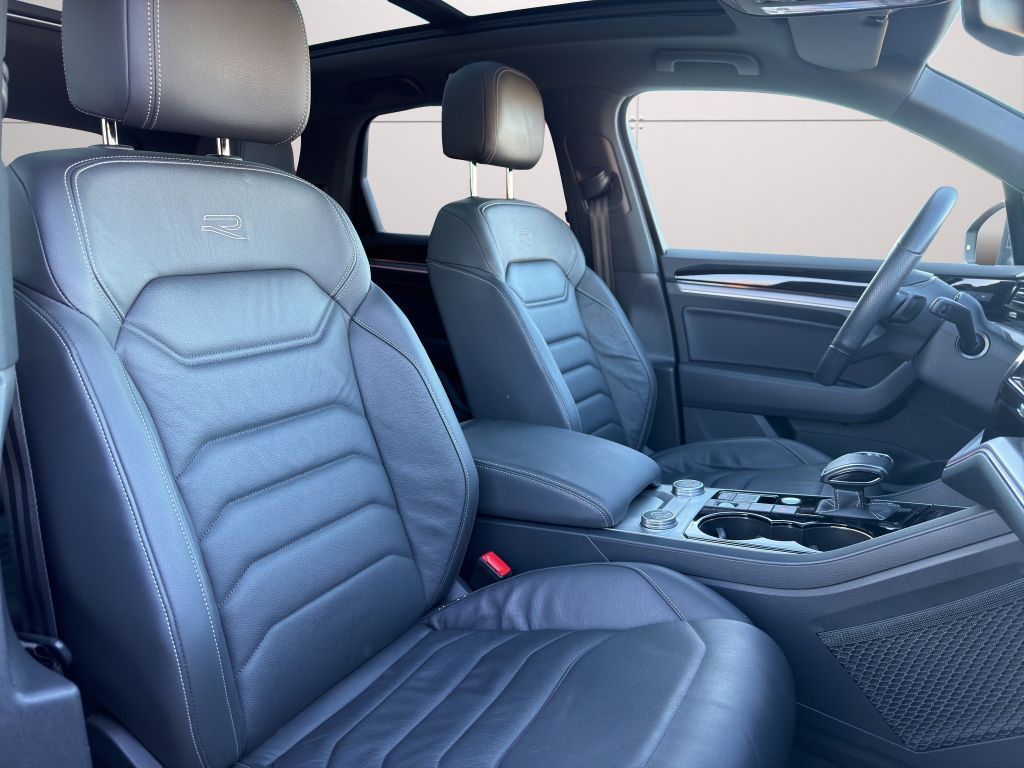 Volkswagen Touareg 2023 г. Серый, пробег 58867 км