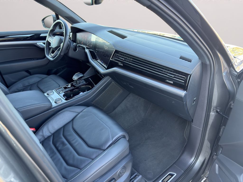 Volkswagen Touareg 2023 г. Серый, пробег 58867 км