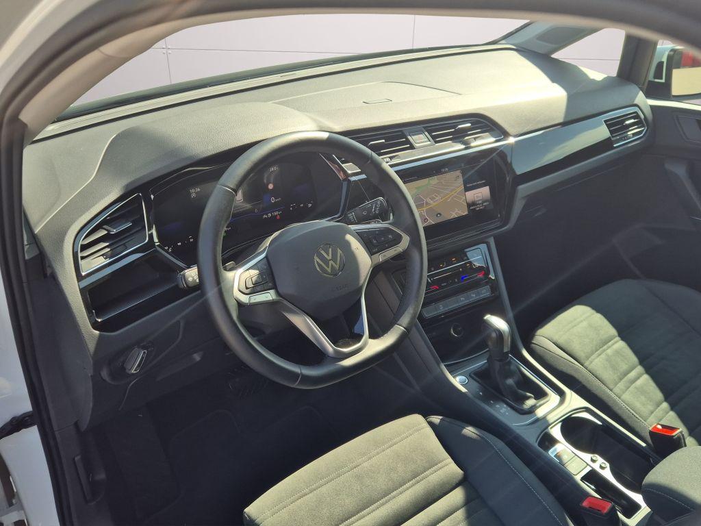 Volkswagen Touran 2023 г. Белый, пробег 35457 км